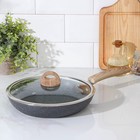 Сковорода кованая Huochu, d=26 см, стеклянная крышка, пластиковая ручка, индукция, антипригарное покрытие, цвет серый - Фото 1