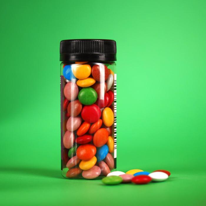 конфетки драже на белом фоне. драже конфеты. разноцветные шарики драже. драже kiddo. драже аренда.