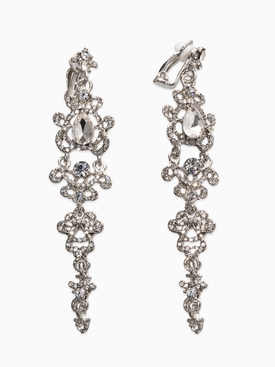 Клипсы для ушей висячие со стразами QF «Ажур», капли с завитками, цвет белый в серебре