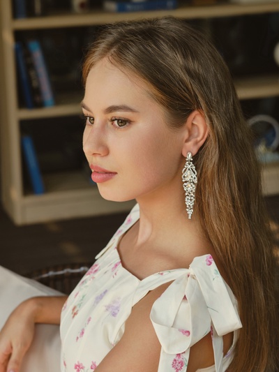 Серьги висячие со стразами «Ажур» лёд, белые в серебре, 8.3 см