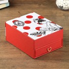 Шкатулка кожзам для украшений "Мадам с книгой" красная 8,7х18,2х14,3 см  (артикул 4768062)  большой выбор товаров оптом и в розницу по низким ценам с доставкой