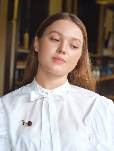 Брошь «Вишенка», бордово-зелёная в золоте