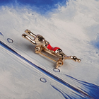 Брошь «Девочка» пловчиха, цвет красный в золоте - Фото 2