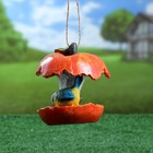 Подвесной декор-кормушка для дачи "Красное яблоко и птичка" из полистоуна, 14см, зимняя - фото 9805125