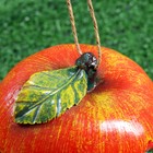 Подвесной декор-кормушка для дачи "Красное яблоко и птичка" из полистоуна, 14см, зимняя - фото 9805126