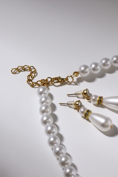 Набор 2 предмета: серьги, колье «Антуанетта» капли и ряд бусин, цвет белый в золоте, 40 см