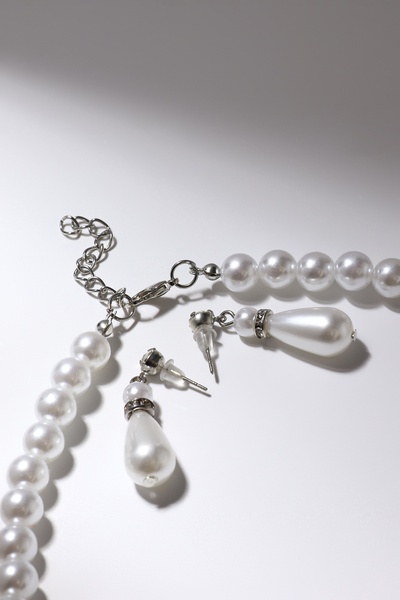 Набор 2 предмета: серьги, колье «Антуанетта» капли и ряд бусин, цвет белый в серебре, 40 см