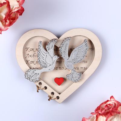 Влюбленная парочка с сердцем и голубями. Дореволюционная открытка