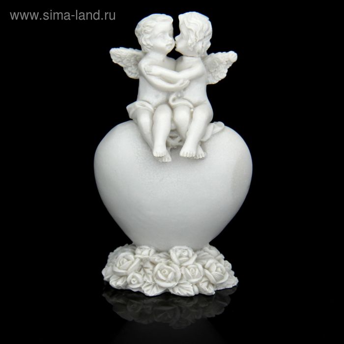 Сувенир полистоун "Белоснежные ангелы сидящие на сердце" 6,7х4х3 см - Фото 1