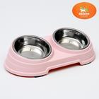 Миска металлическая двойная наклонная на пластиковом основании, 28,5 х 15 х 7 см, розовая - Фото 1