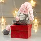 Кукла интерьерная "Дедушка в сером комбинезоне и розовом колпаке" 39х17х11 см - Фото 4