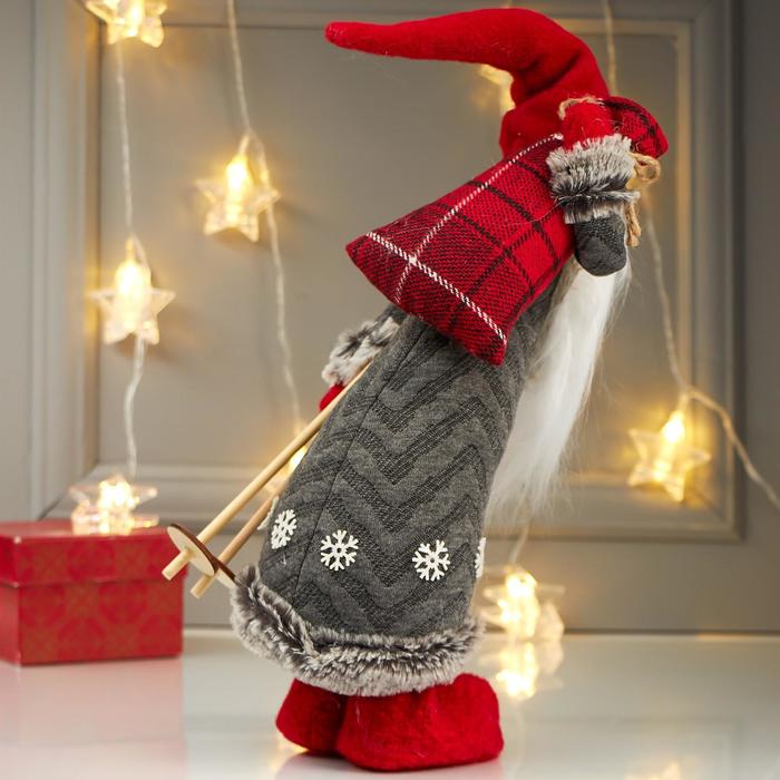 Кукла интерьерная "Дедушка Мороз с мешком подарков и лыжными палками" 40х14х16 см - фото 1907117118