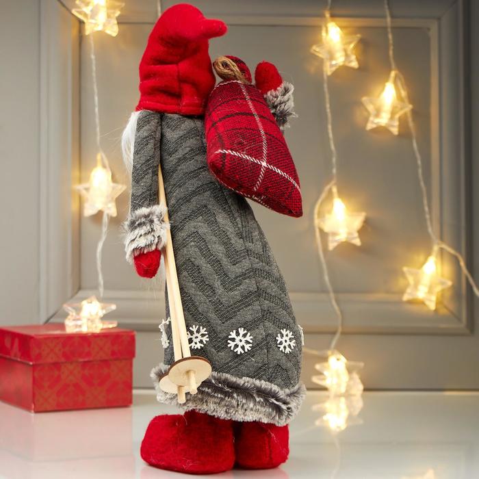 Кукла интерьерная "Дедушка Мороз с мешком подарков и лыжными палками" 40х14х16 см - фото 1886502805