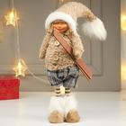 Кукла интерьерная "Мальчик в бежевой меховой куртке, с лыжами в руке" 47х12х15 - фото 318349119