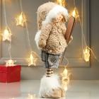 Кукла интерьерная "Мальчик в бежевой меховой куртке, с лыжами в руке" 47х12х15 - фото 21090997