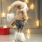 Кукла интерьерная "Мальчик в бежевой меховой куртке, с лыжами в руке" 47х12х15 - фото 21090998