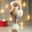 Кукла интерьерная "Мальчик в бежевой меховой куртке, с лыжами в руке" 47х12х15 - фото 21090999