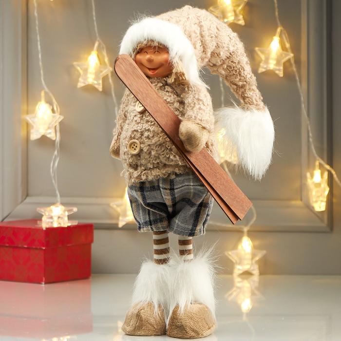 Кукла интерьерная "Мальчик в бежевой меховой куртке, с лыжами в руке" 47х12х15 - фото 1885042870