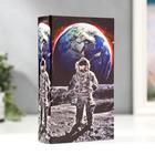 Сейф-книга дерево кожзам "Космонавт на луне" 21х13х5 см - фото 3008765