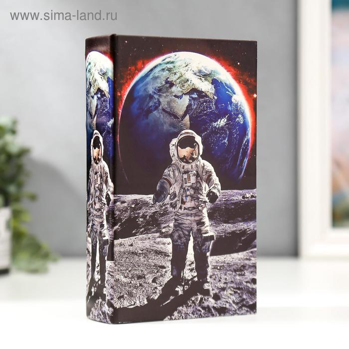 Сейф-книга дерево кожзам "Космонавт на луне" 21х13х5 см - Фото 1