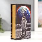 Сейф-книга дерево кожзам "Космонавт на луне" 21х13х5 см - фото 9565440