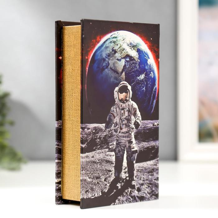 Сейф-книга дерево кожзам "Космонавт на луне" 21х13х5 см - фото 1905669395