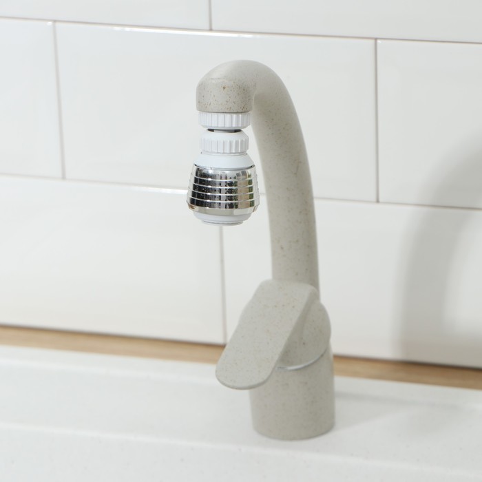 Поворотная насадка на кран Доляна, d=1.5 см, с изменяемым углом наклона и изменяемой интенсивностью струи, с сеткой - Фото 1