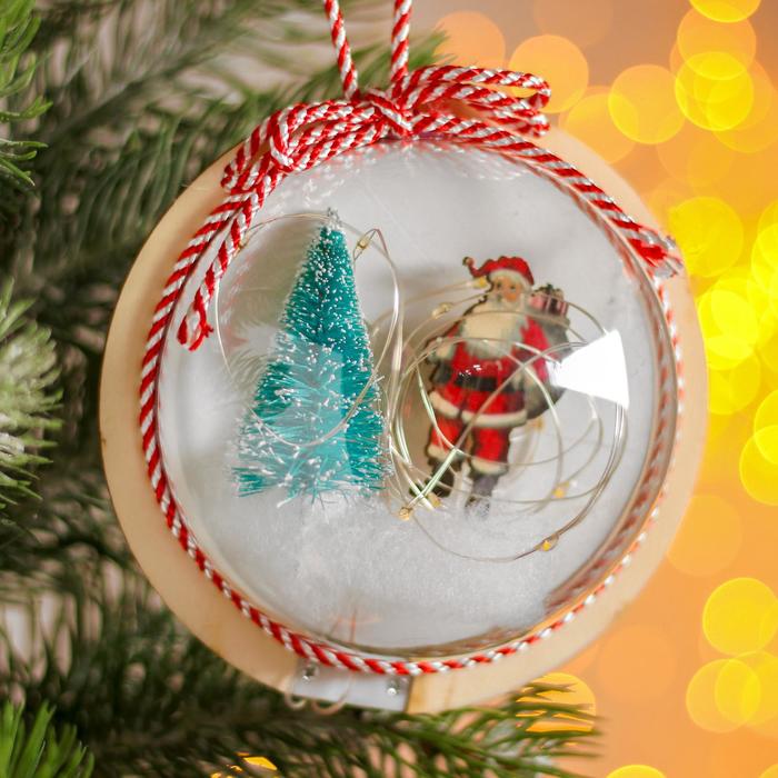 Новогодний шар с деревянной фигуркой и подсветкой «Дед Мороз и фонарь» 12х12 см - Фото 1