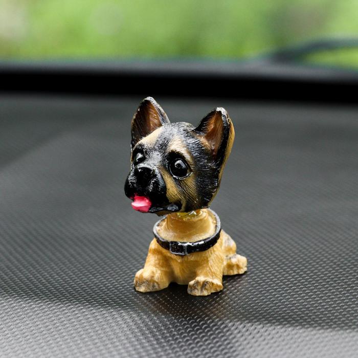 Собака на панель авто, качающая головой, немецкая овчарка