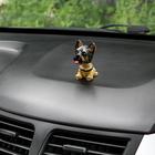 Собака на панель авто, качающая головой, немецкая овчарка - фото 6317113