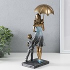 Сувенир полистоун "Мама с сыном на прогулке под зонтом" синий 28х11х8 см - Фото 3