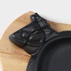 Сковорода чугунная «Корова», 30×18 см, на деревянной подставке МИКС - Фото 4