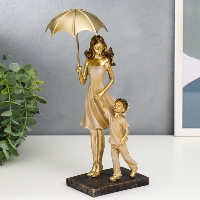 Сувенир полистоун "Мама с сыном на прогулке под зонтом" бежевый 28х11х8 см