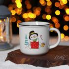 Кружка фарфоровая Доляна «Снеговичок», 380 мл, цвет белый - Фото 1