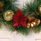 Венок новогодний d=25 см «Зимнее волшебство. Красные цветы и колокольчики» - Фото 2