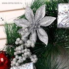 Венок новогодний d=25 см «Зимнее волшебство. Цветы и подарочки», декор серебристый - Фото 3
