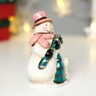 Сувенир керамика "Снеговик в розовой шляпе и шарфе с ягненком" 11,8х6,5х7,5 см - Фото 2