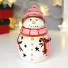 Сувенир керамика свет "Снеговик в розовой вязаной шапке и шарфе" 13,5х8х8,3 см - фото 9041077