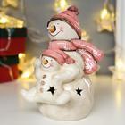 Сувенир керамика свет "Снеговик со снеговичком в розовых колпаках" 17,5х11х12,5 см - Фото 3
