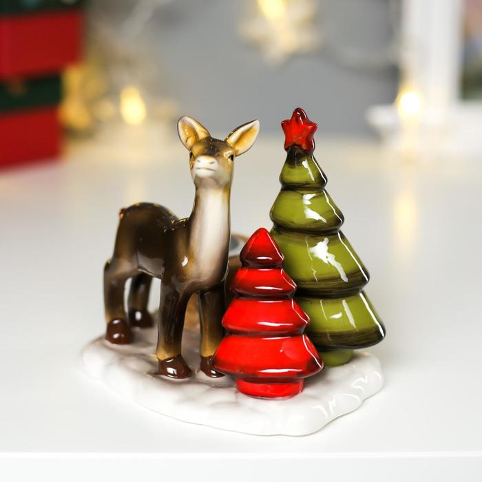 Сувенир керамика подсвечник "Оленёнок с ёлочками (зелёная и красная)" 11,8х9х11,8 см - Фото 1