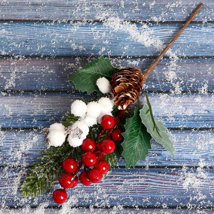 Декор Зимнее очарование шишка ягоды красные белые хвоя, 25 см