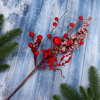 Новогодняя ветка декоративная «Зимнее волшебство. Очарование», пластик, замёрзшие ягоды, 30 см