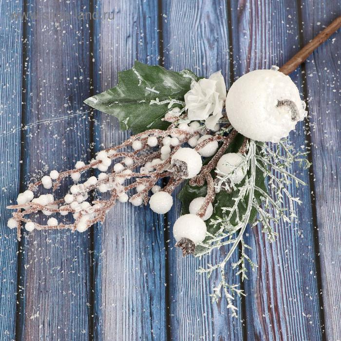 Еловая ветка декоративная «Зимнее волшебство. Очарование», яблоко, ягоды, цветок в белом, 25 см - Фото 1