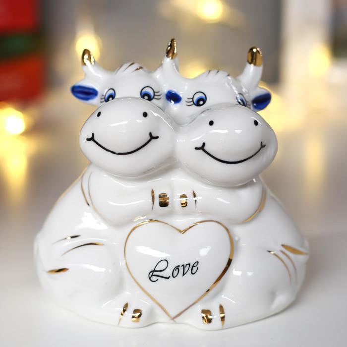 Сувенир керамика "Белые бычки с сердечком" синие ушки 10,7х11х6,5 см - Фото 1