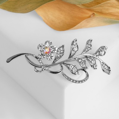 Брошь «Ветвь» с цветком, белая в серебре