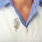 Брошь «Ветвь» с цветком, белая в серебре - Фото 2