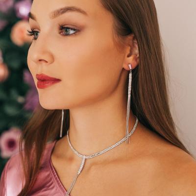 Серьги висячие со стразами «Капель» блеск, белые в серебре, 11 см