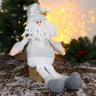 Мягкая игрушка "Дед Мороз в шапочке с кружочками-длинные ножки" 15х45 см, серебристо-белый - фото 9044994