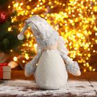 Мягкая игрушка "Дед Мороз в шапочке с кружочками-длинные ножки" 15х45 см, серебристо-белый - Фото 3