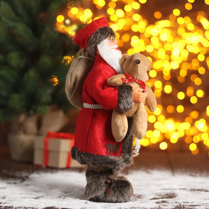 Дед Мороз "В красной шубке с мишкой" 30 см - фото 1908587760